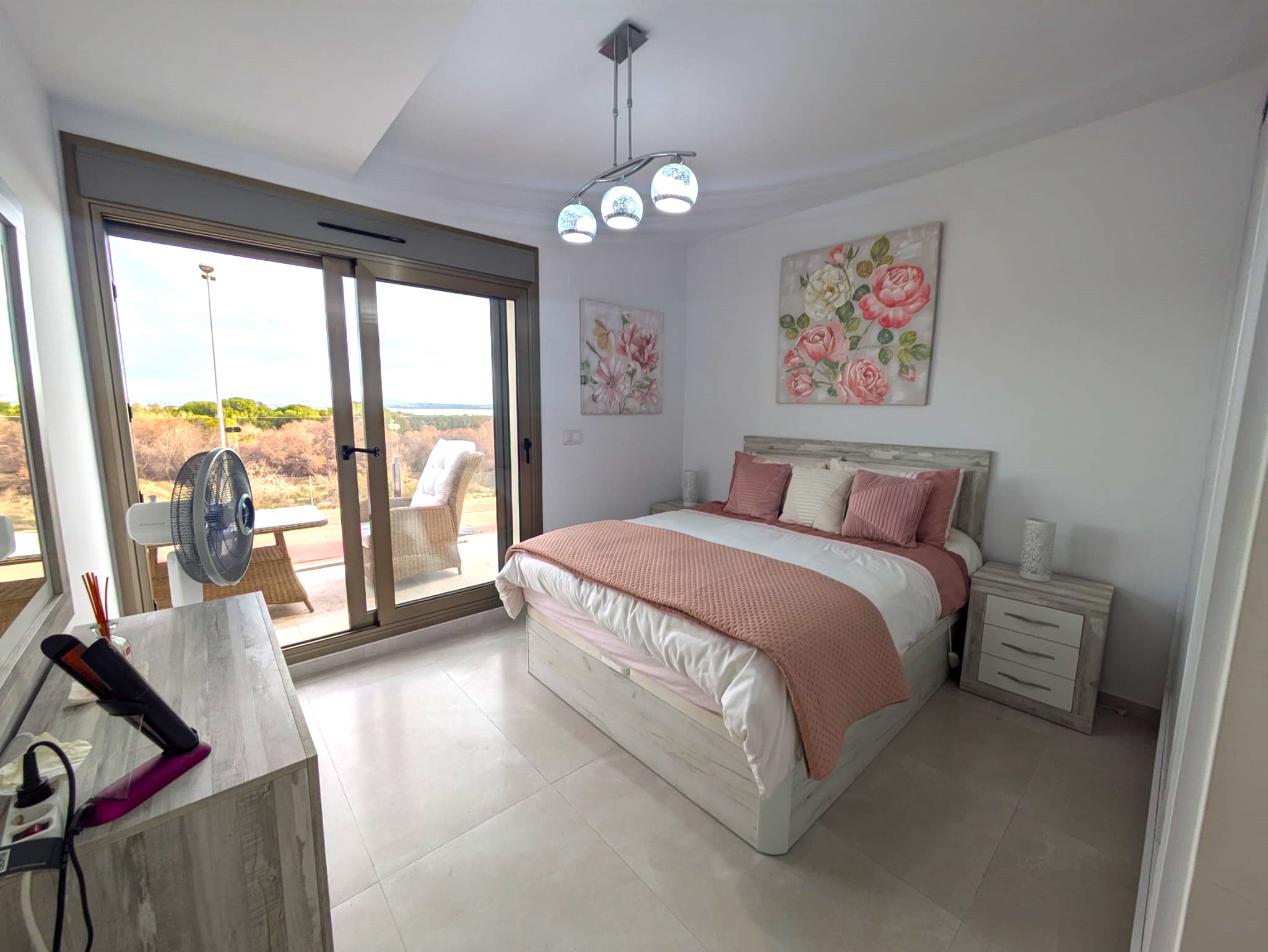 For sale - 2 Bathroom villa in Villamartin -  - Alicante