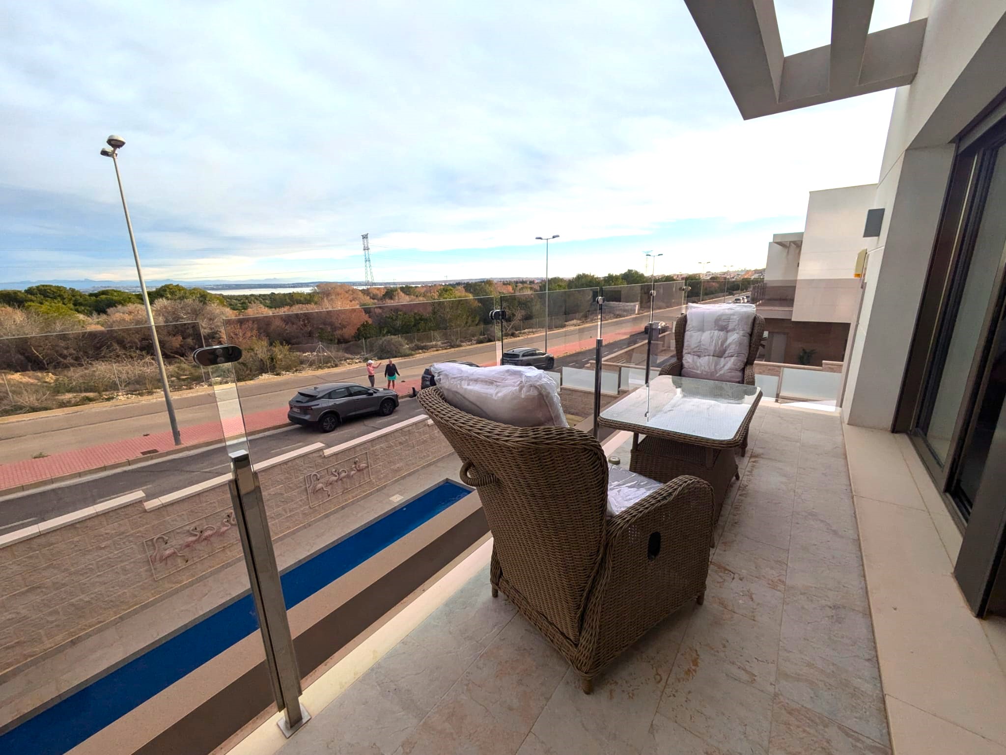 For sale - 2 Bathroom villa in Villamartin -  - Alicante