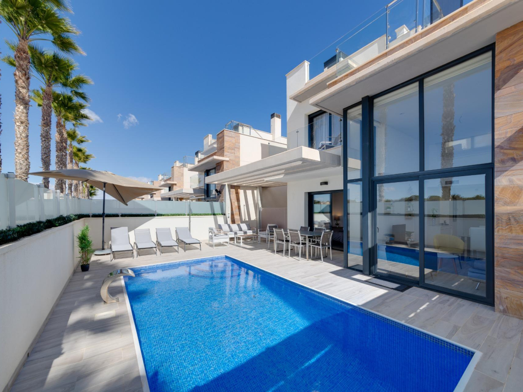 3 Bedroom 2 Bathroom villa in Lomas De Cabo Roig