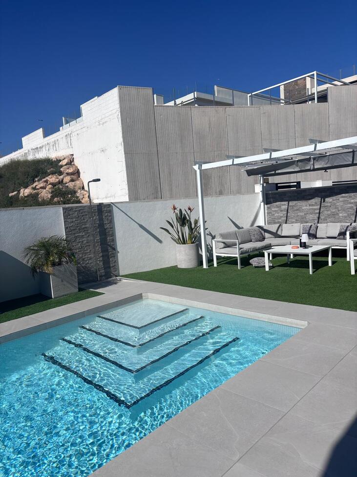 For sale - 5 Bedroom 3 Bathroom Villa in Villamartin - Pau 8  - Alicante