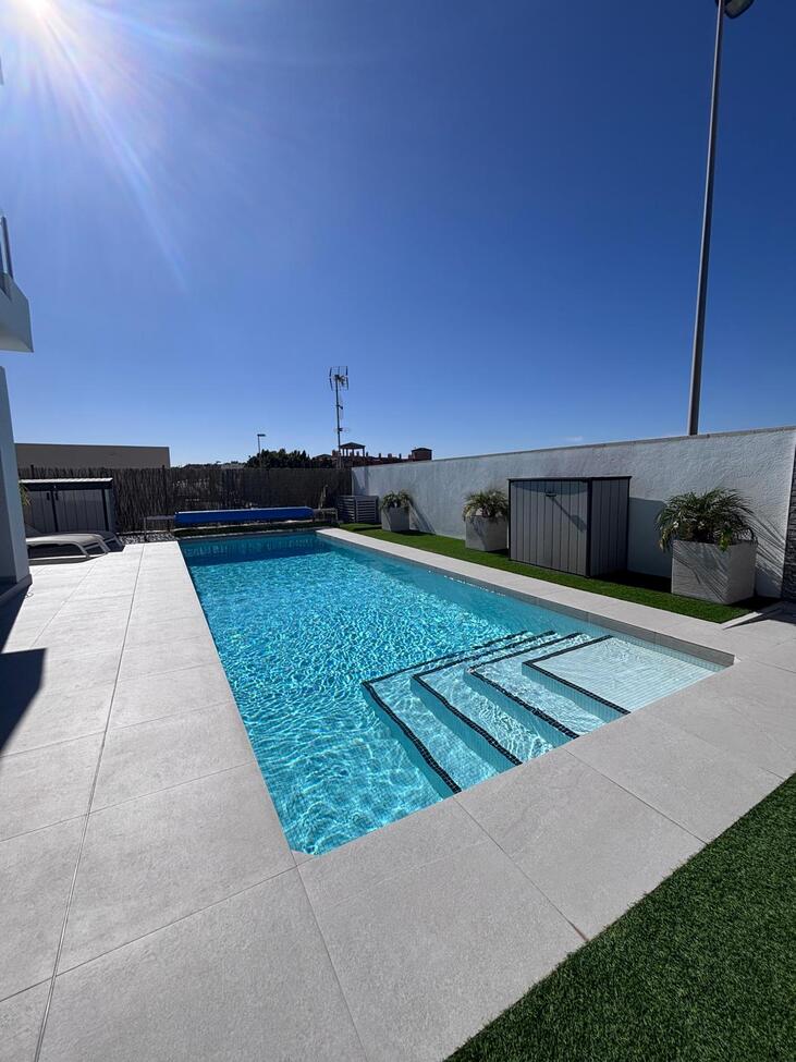 For sale - 5 Bedroom 3 Bathroom Villa in Villamartin - Pau 8  - Alicante