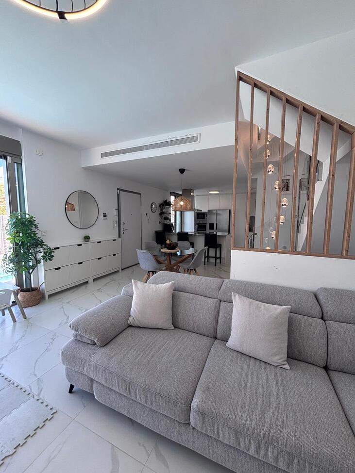 For sale - 5 Bedroom 3 Bathroom Villa in Villamartin - Pau 8  - Alicante