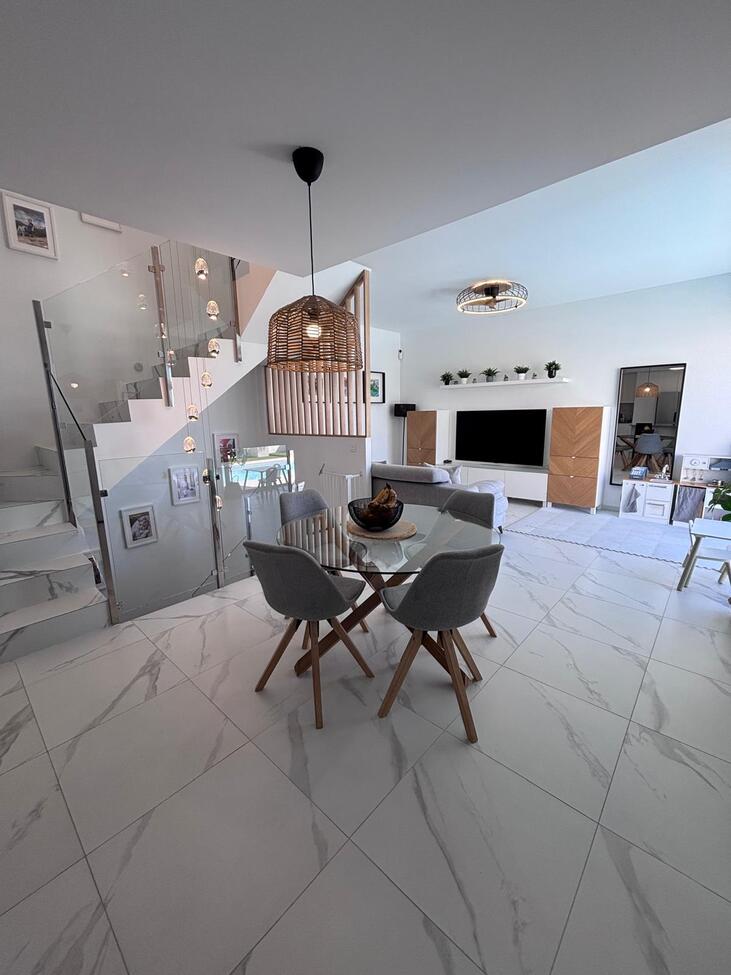 For sale - 5 Bedroom 3 Bathroom Villa in Villamartin - Pau 8  - Alicante