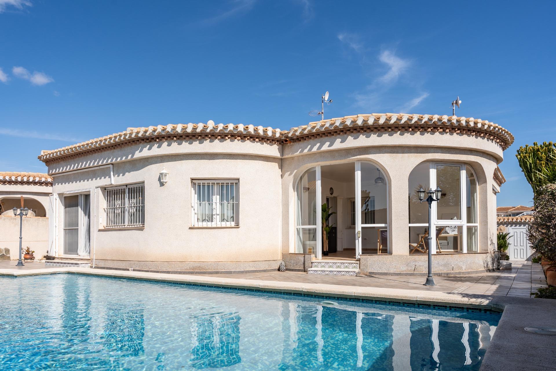 For sale - 3 Bedroom 3 Bathroom Villa in Playa Flamenca - Playa Flamenca  - Alicante