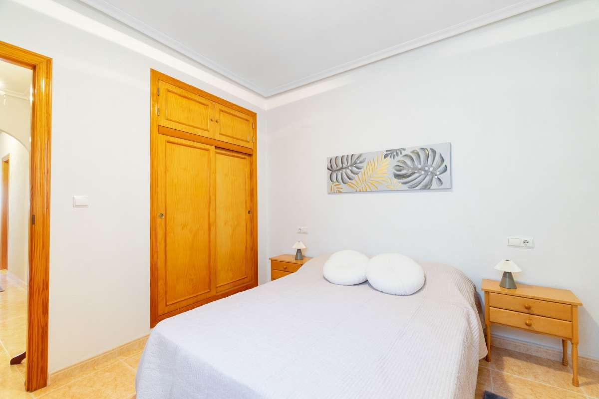 For sale - 3 Bedroom 2 Bathroom Apartment - Middle Floor Apartment in Torrevieja - Torrevieja Centro  - Alicante