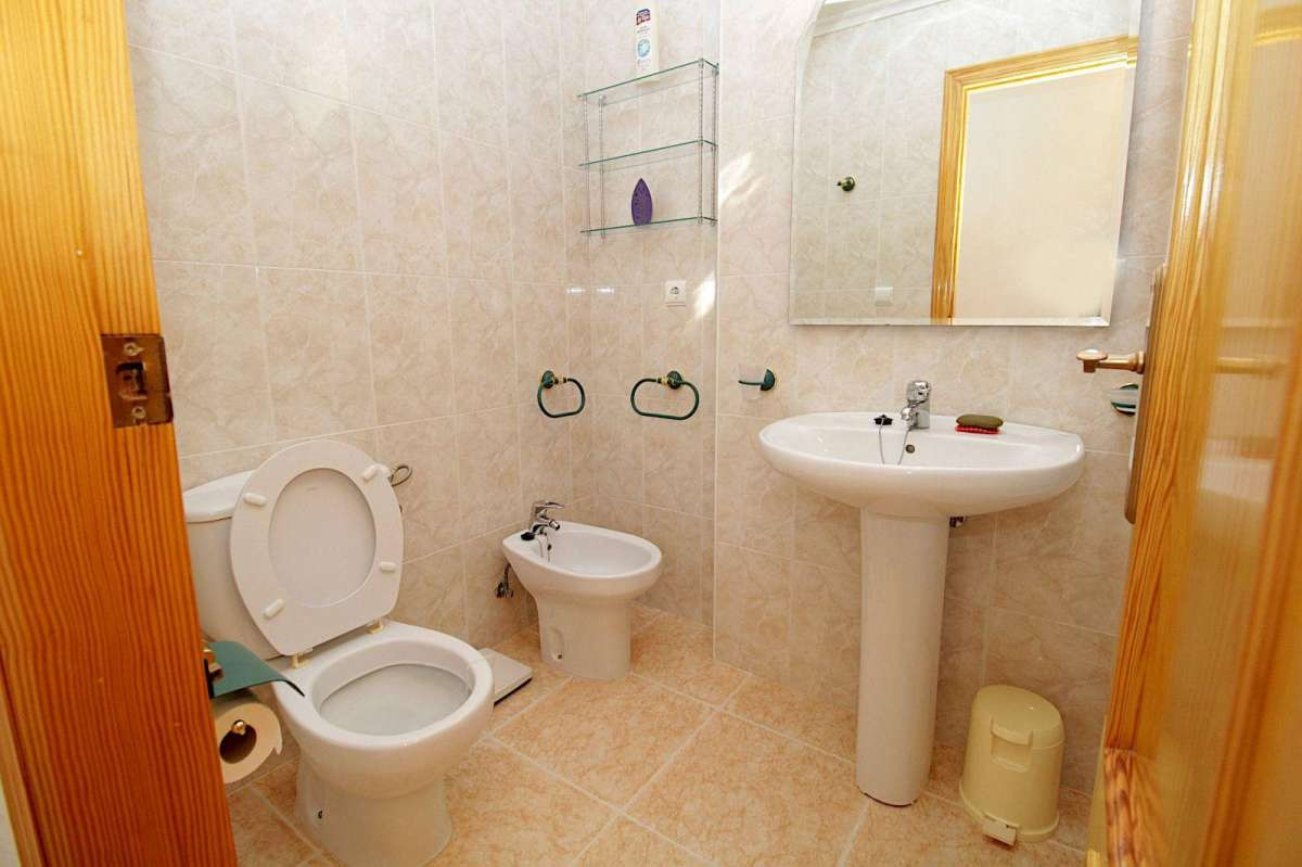 For sale - 3 Bedroom 2 Bathroom Apartment - Middle Floor Apartment in Torrevieja - Torrevieja Centro  - Alicante