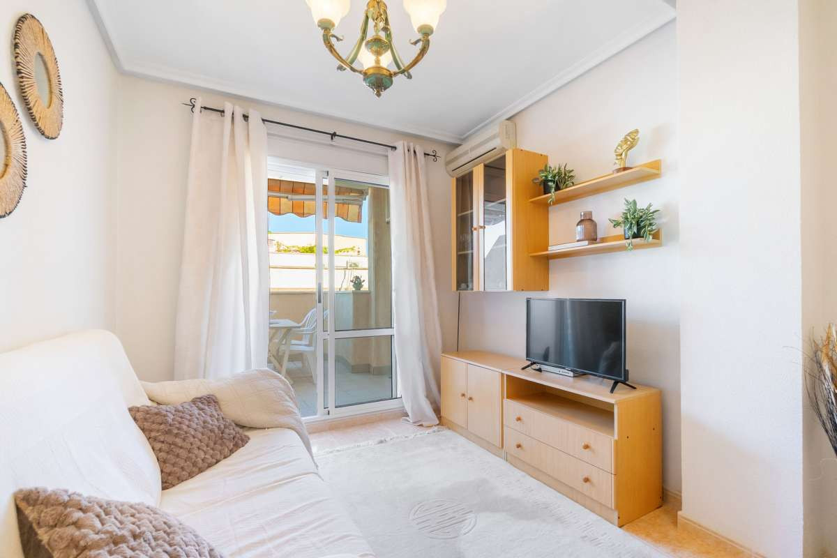 For sale - 3 Bedroom 2 Bathroom Apartment - Middle Floor Apartment in Torrevieja - Torrevieja Centro  - Alicante