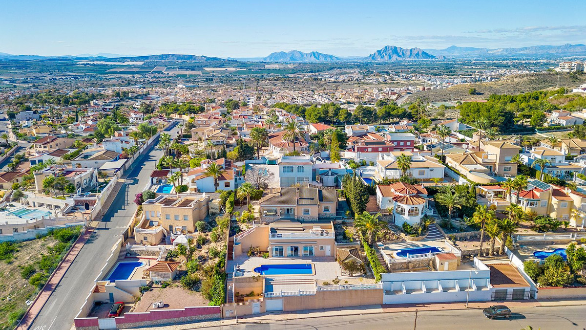 For sale - 5 Bedroom 3 Bathroom House - Detached Villa in Rojales - Ciudad Quesada  - Alicante