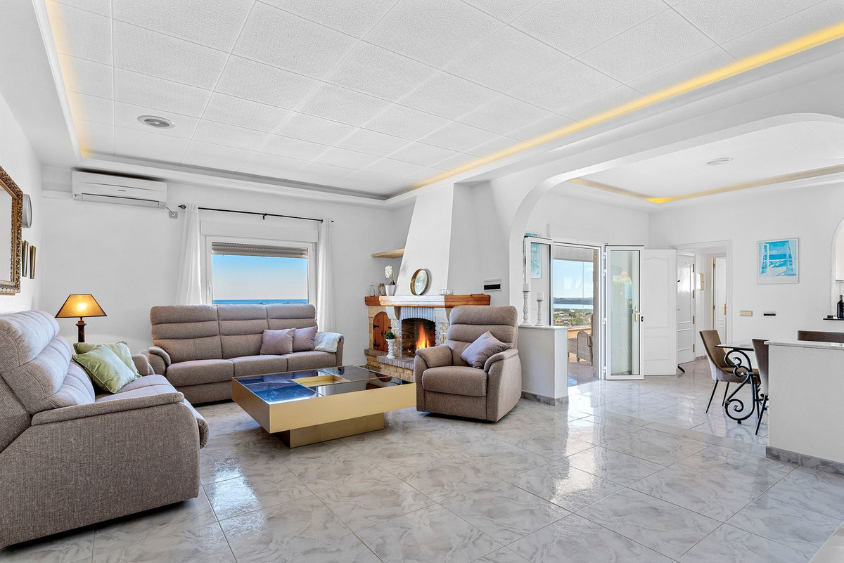 For sale - 5 Bedroom 3 Bathroom House - Detached Villa in Rojales - Ciudad Quesada  - Alicante