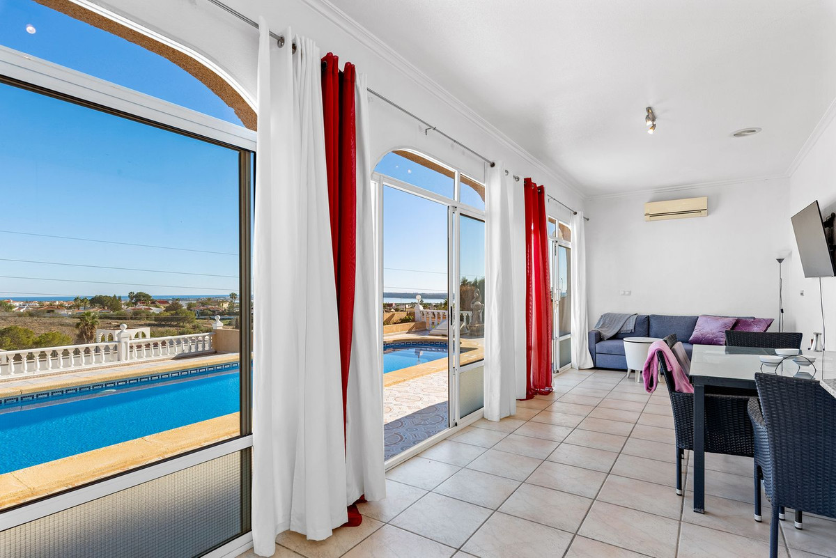 For sale - 5 Bedroom 3 Bathroom House - Detached Villa in Rojales - Ciudad Quesada  - Alicante