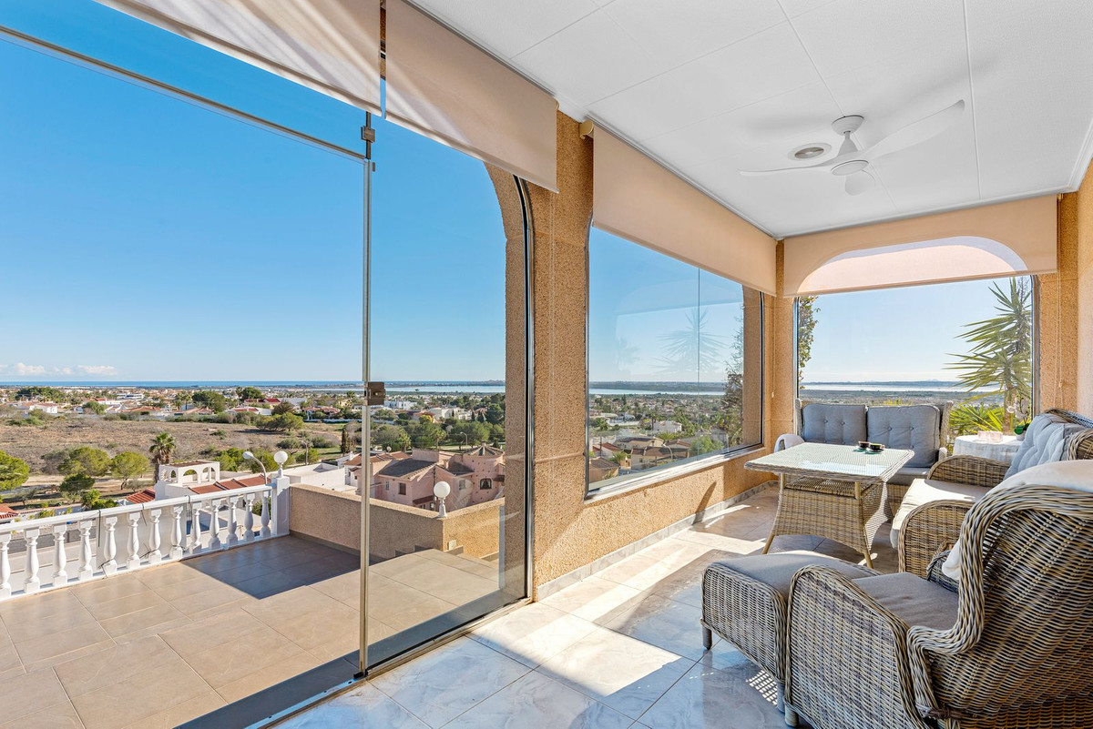 For sale - 5 Bedroom 3 Bathroom House - Detached Villa in Rojales - Ciudad Quesada  - Alicante