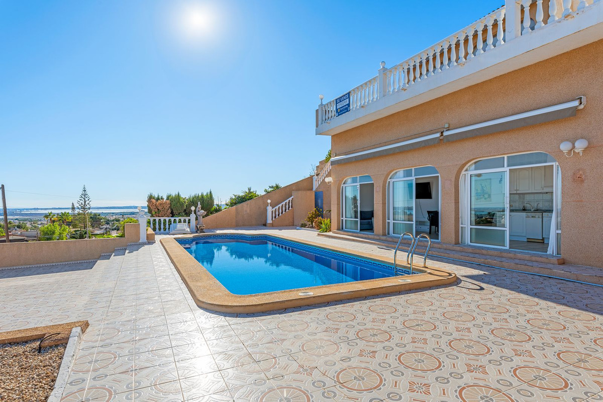 For sale - 5 Bedroom 3 Bathroom House - Detached Villa in Rojales - Ciudad Quesada  - Alicante