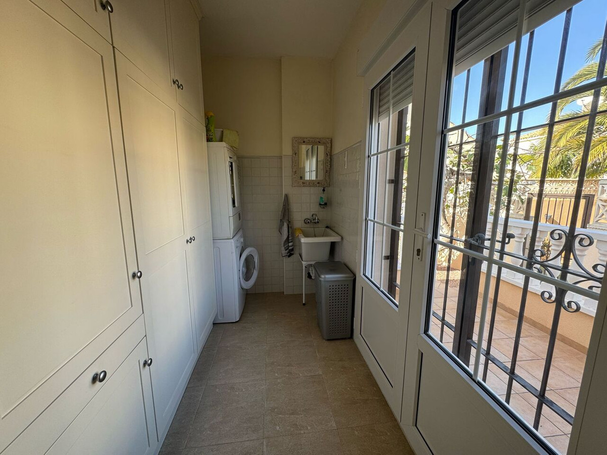 For sale - 4 Bedroom 5 Bathroom House - Detached Villa in Orihuela - La Zenia  - Alicante