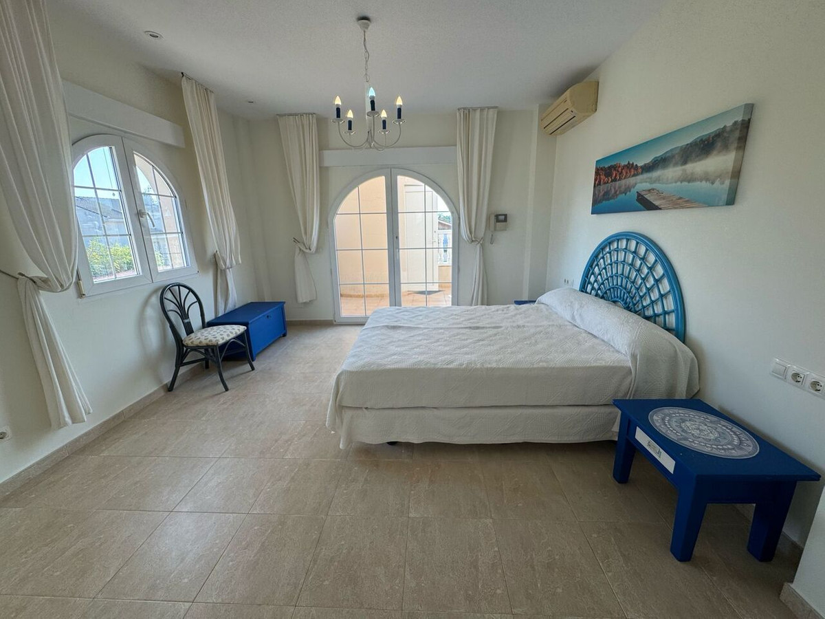 For sale - 4 Bedroom 5 Bathroom House - Detached Villa in Orihuela - La Zenia  - Alicante