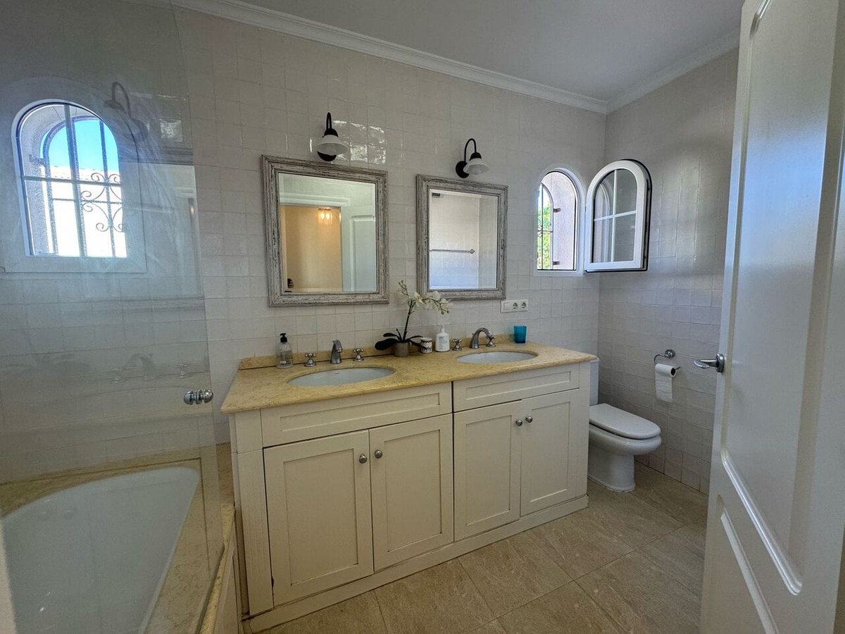 For sale - 4 Bedroom 5 Bathroom House - Detached Villa in Orihuela - La Zenia  - Alicante