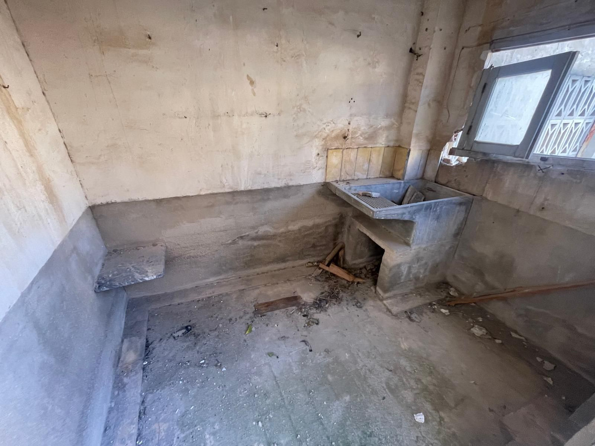 For sale - 4 Bedroom 2 Bathroom House - Semi-Detached House in Dolores - Dolores Centro  - Alicante