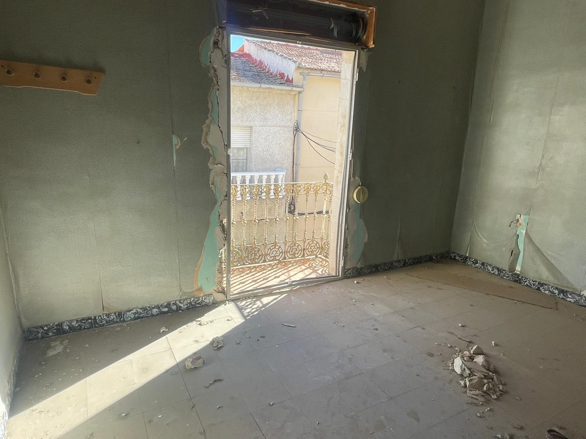 For sale - 4 Bedroom 2 Bathroom House - Semi-Detached House in Dolores - Dolores Centro  - Alicante