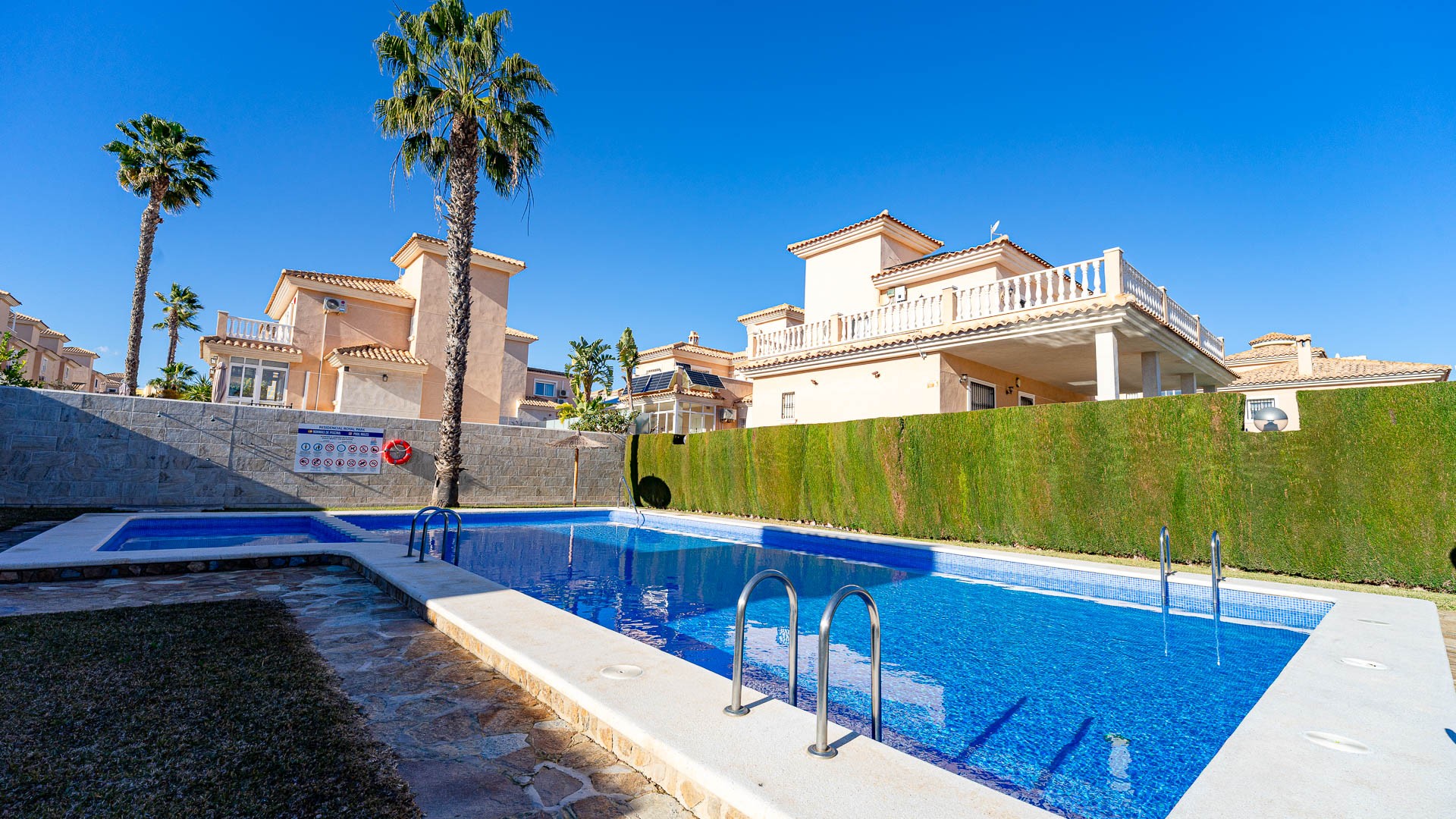 For sale - 2 Bedroom 1 Bathroom Townhouse in Punta Prima - Punta Prima  - Alicante