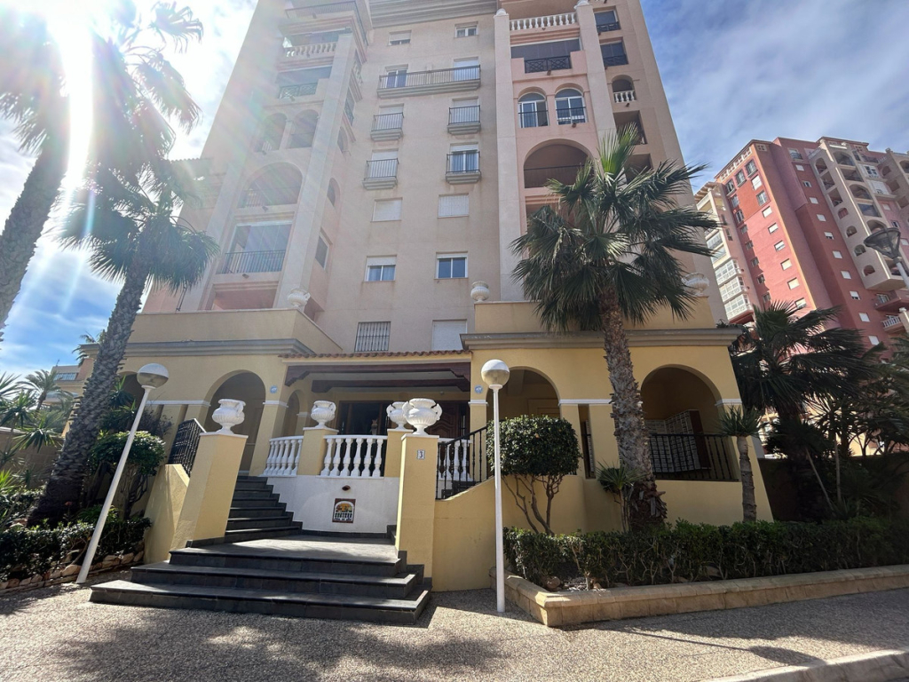 3 Bedroom 2 Bathroom Apartment - Middle Floor Apartment in Torrevieja