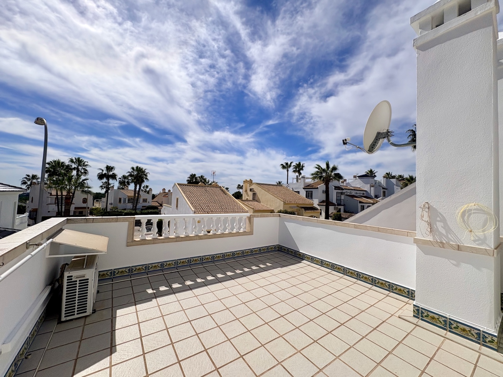 For sale - 3 Bedroom 2 Bathroom Villa in Villamartin - Villamartin  - Alicante