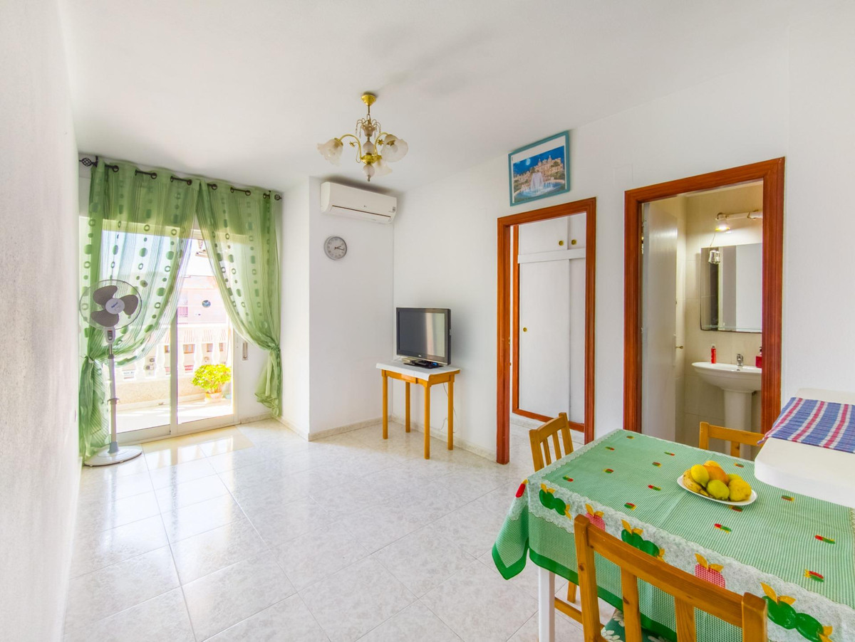 For sale - 2 Bedroom 1 Bathroom Apartment - Middle Floor Apartment in Torrevieja - Torrevieja Centro  - Alicante