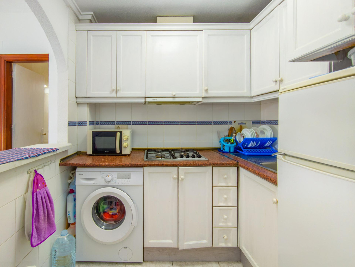 For sale - 2 Bedroom 1 Bathroom Apartment - Middle Floor Apartment in Torrevieja - Torrevieja Centro  - Alicante