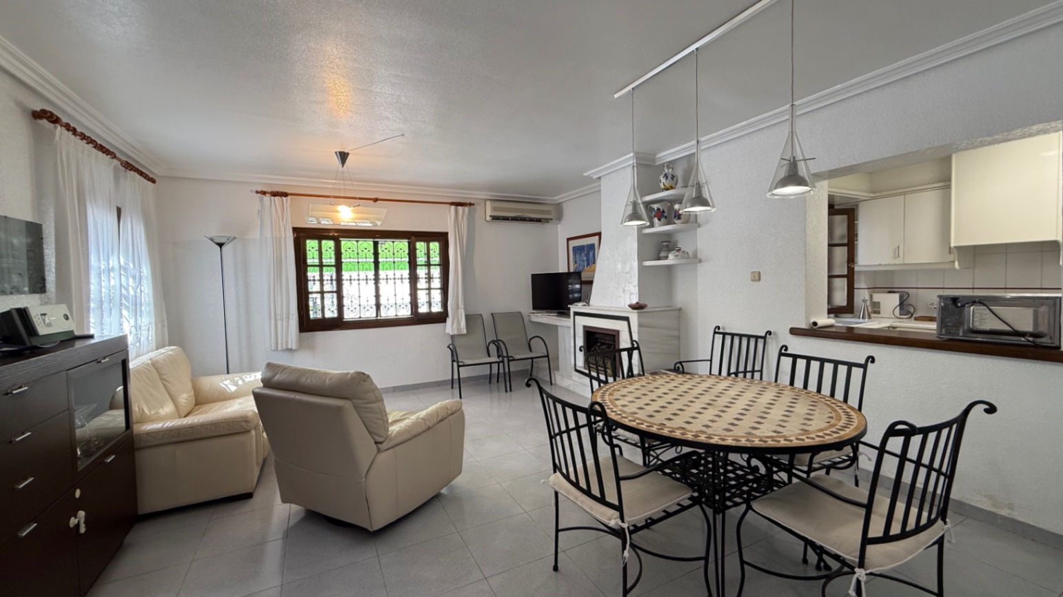 For sale - 4 Bedroom 2 Bathroom Villa in Orihuela - Inland  - Alicante