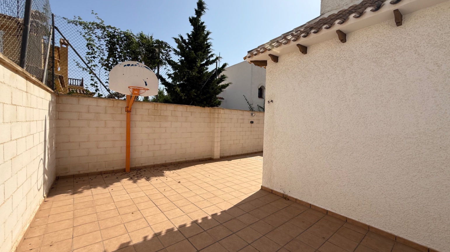 For sale - 4 Bedroom 2 Bathroom Villa in Orihuela - Inland  - Alicante