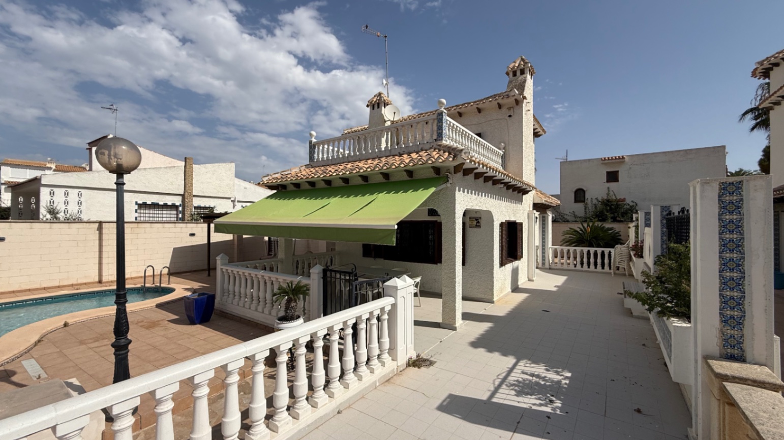 For sale - 4 Bedroom 2 Bathroom Villa in Orihuela - Inland  - Alicante
