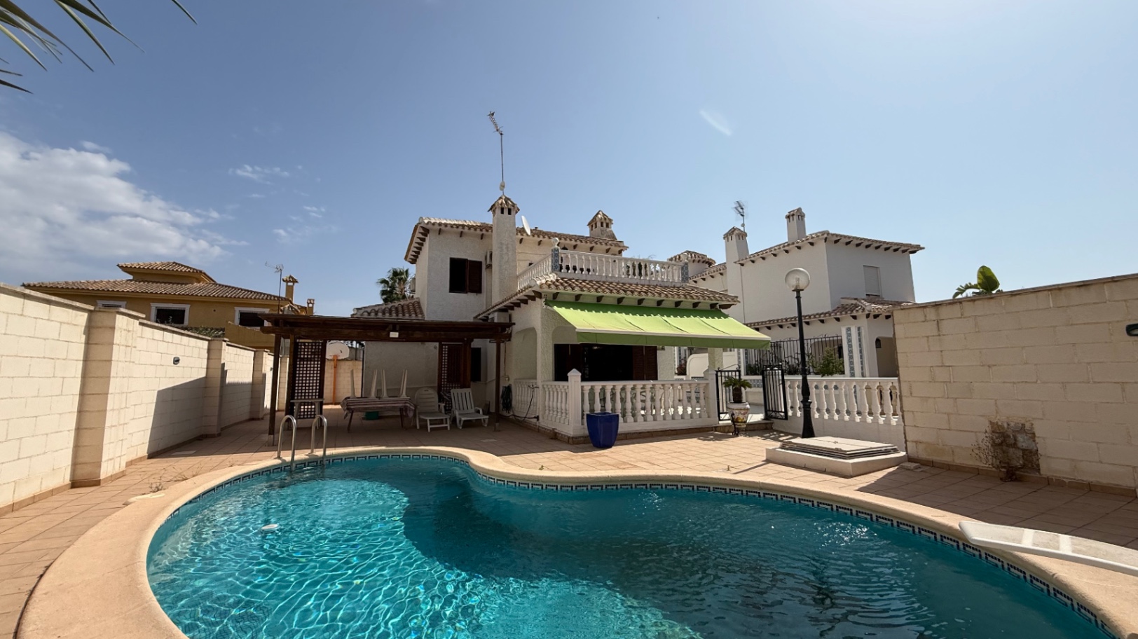 For sale - 4 Bedroom 2 Bathroom Villa in Orihuela - Inland  - Alicante