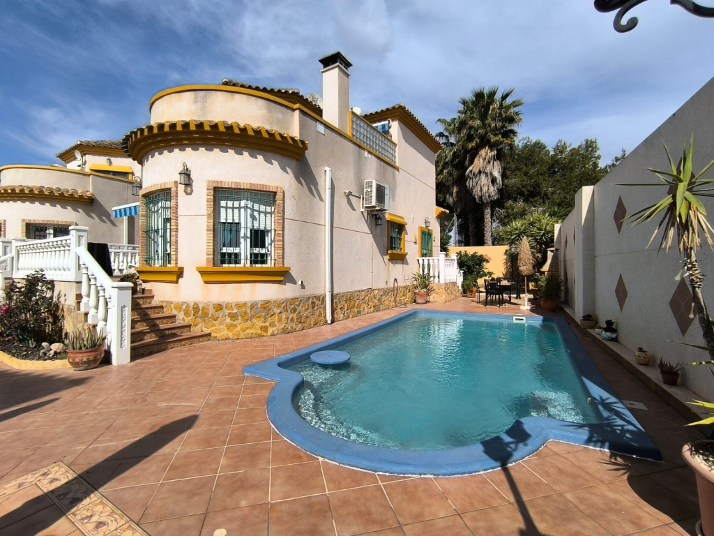 3 Bedroom 2 Bathroom Villa in El Raso