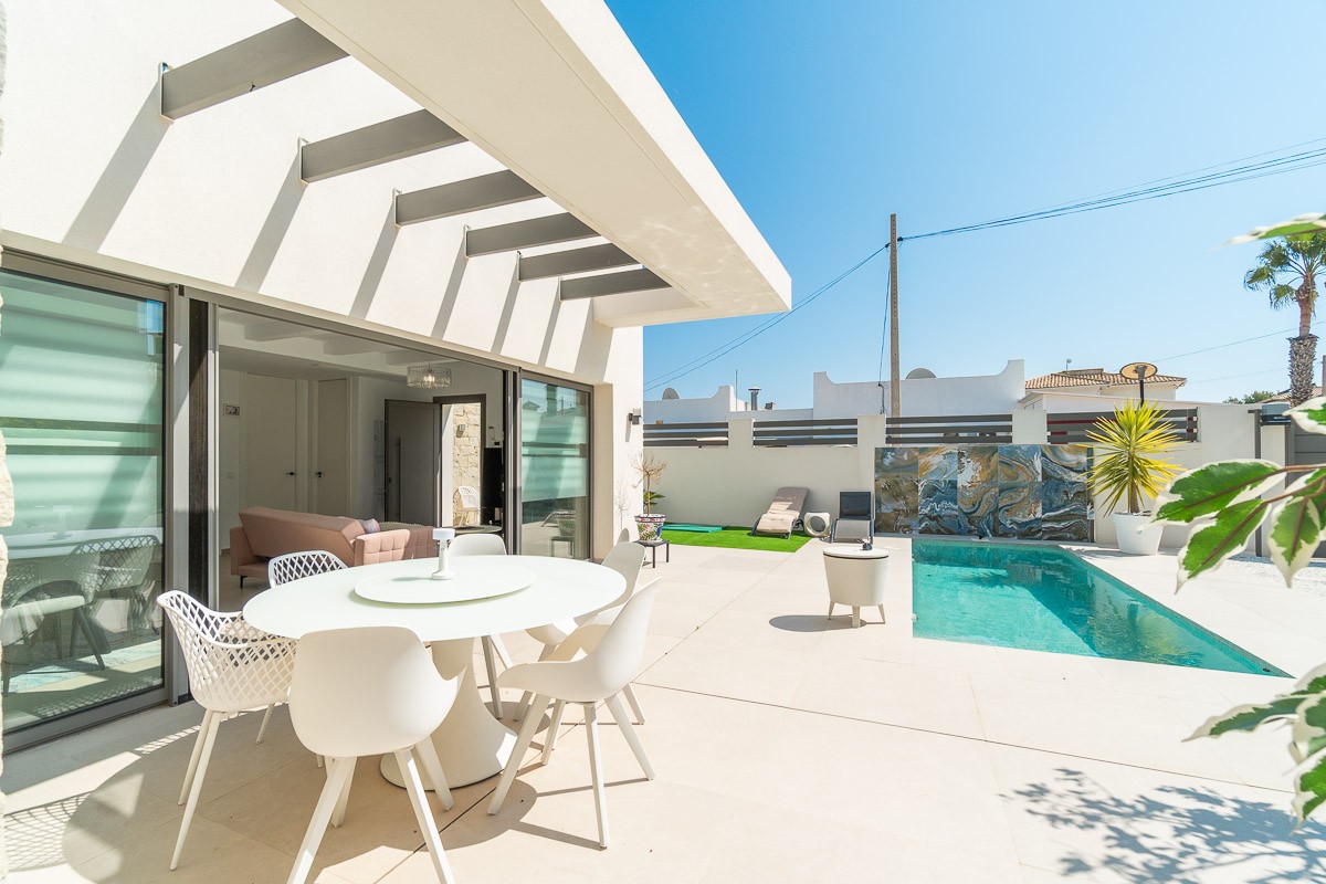For sale - 3 Bedroom 2 Bathroom Villa in Villamartin - Costa Blanca  - Alicante