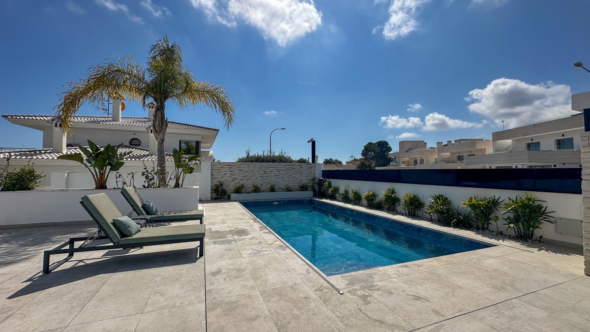 For sale - 4 Bedroom 6 Bathroom Villa in Villamartin - , Villamartin, Alicante, Spain - Alicante