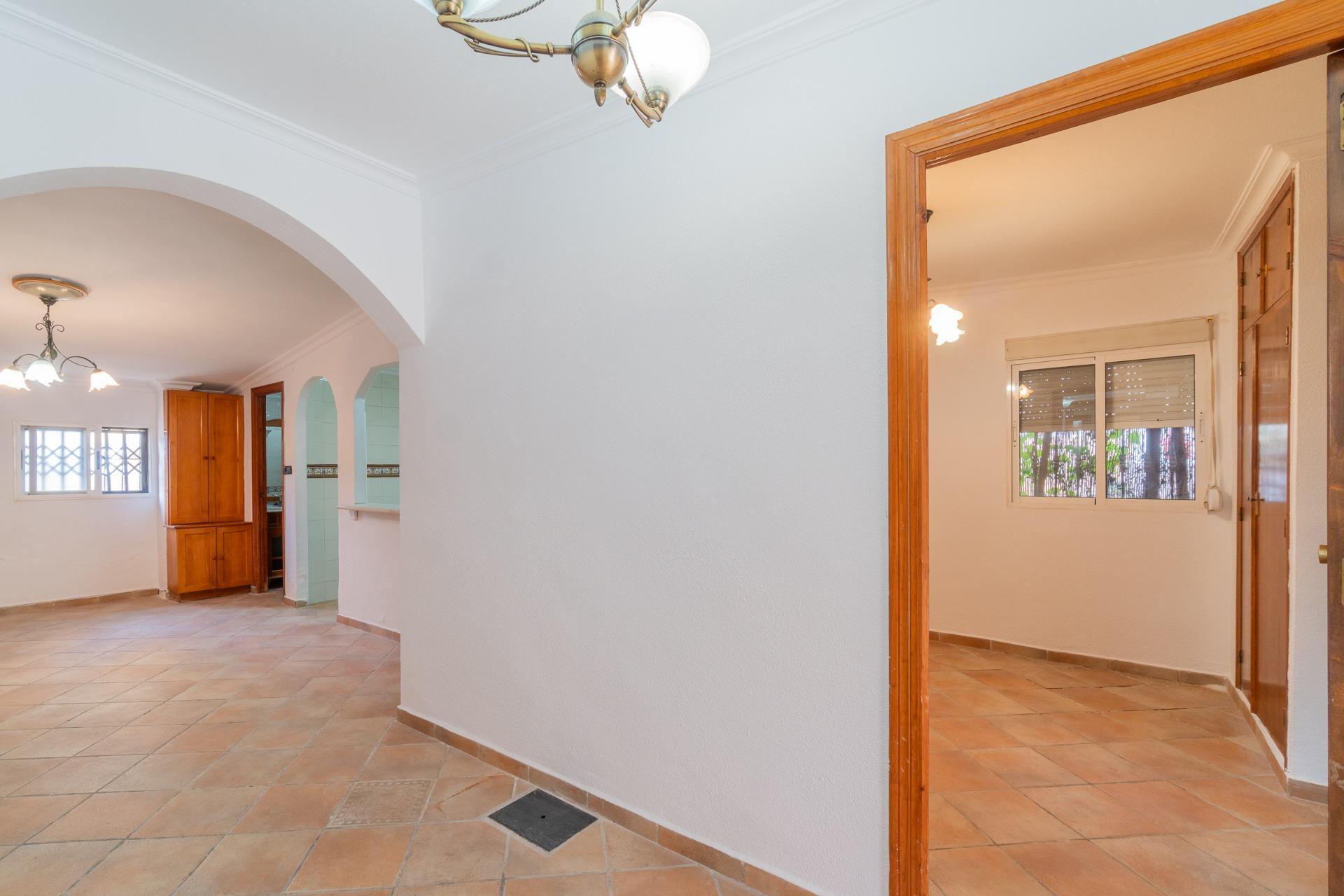 For sale - 4 Bedroom 2 Bathroom Villa in Torrevieja - Orihuela costa  - Alicante
