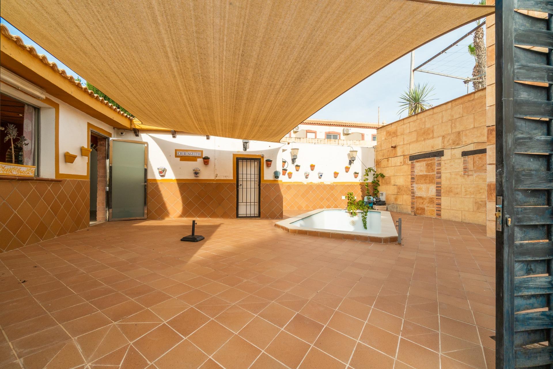 For sale - 4 Bedroom 2 Bathroom Villa in Torrevieja - Orihuela costa  - Alicante