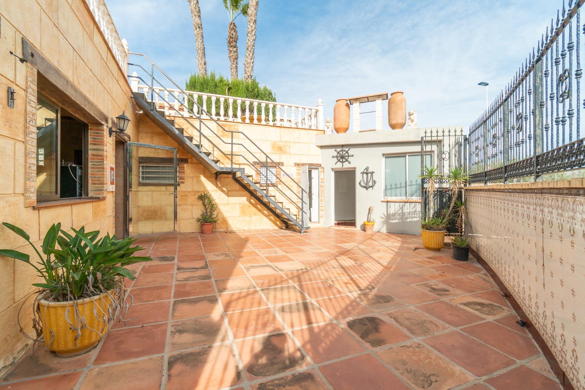 For sale - 4 Bedroom 2 Bathroom Villa in Torrevieja - Orihuela costa  - Alicante
