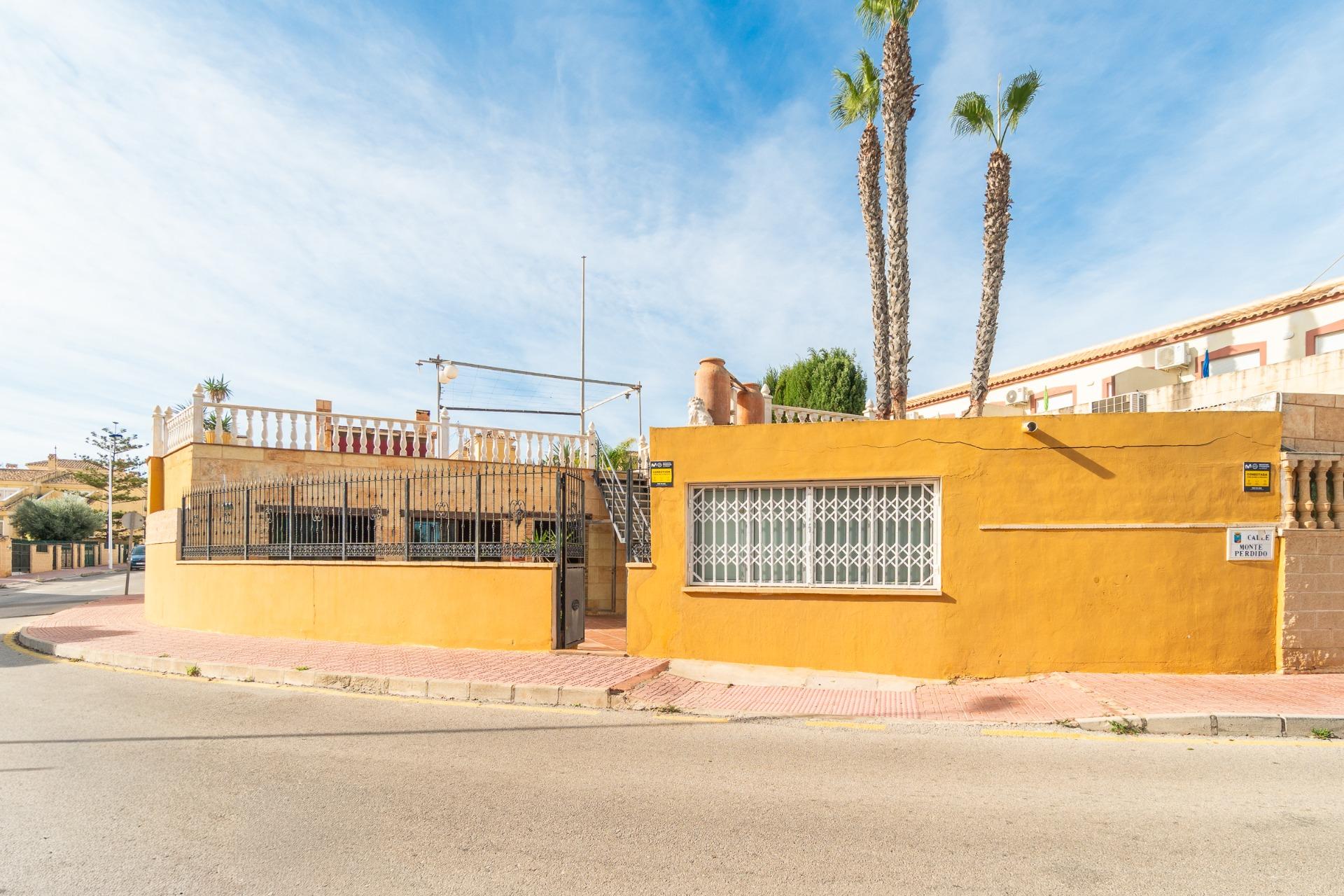 For sale - 4 Bedroom 2 Bathroom Villa in Torrevieja - Orihuela costa  - Alicante