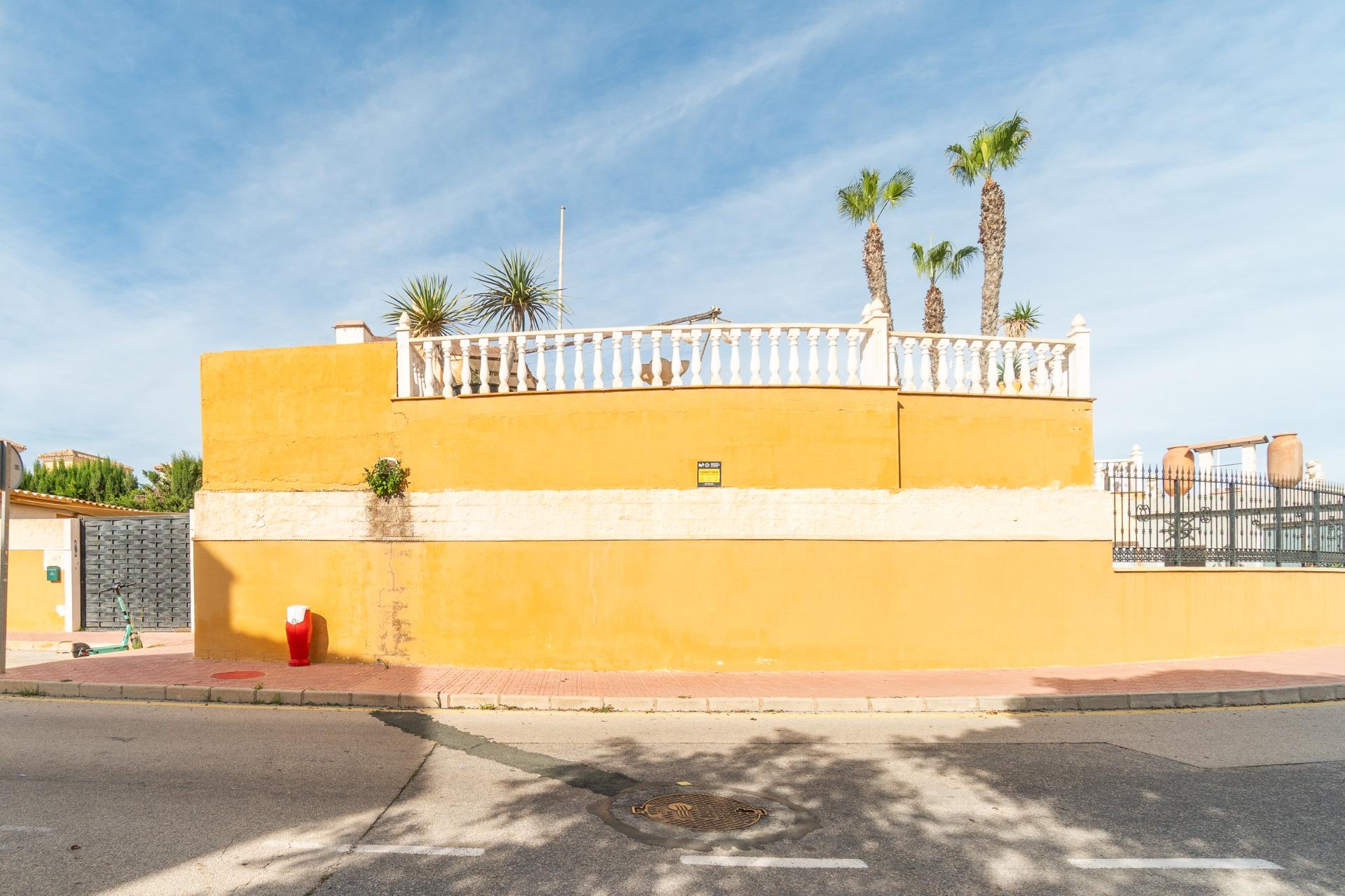 For sale - 4 Bedroom 2 Bathroom Villa in Torrevieja - Orihuela costa  - Alicante