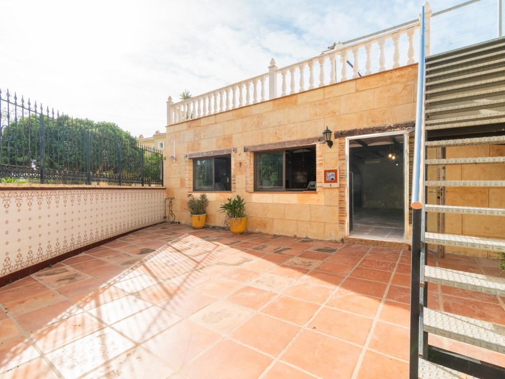 4 Bedroom 2 Bathroom Villa in Los Altos
