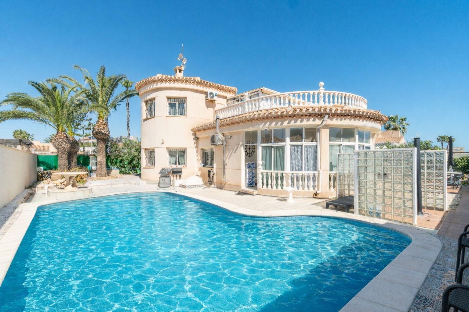 For sale - 3 Bedroom 2 Bathroom Villa in Orihuela Costa - La Zenia  - Alicante