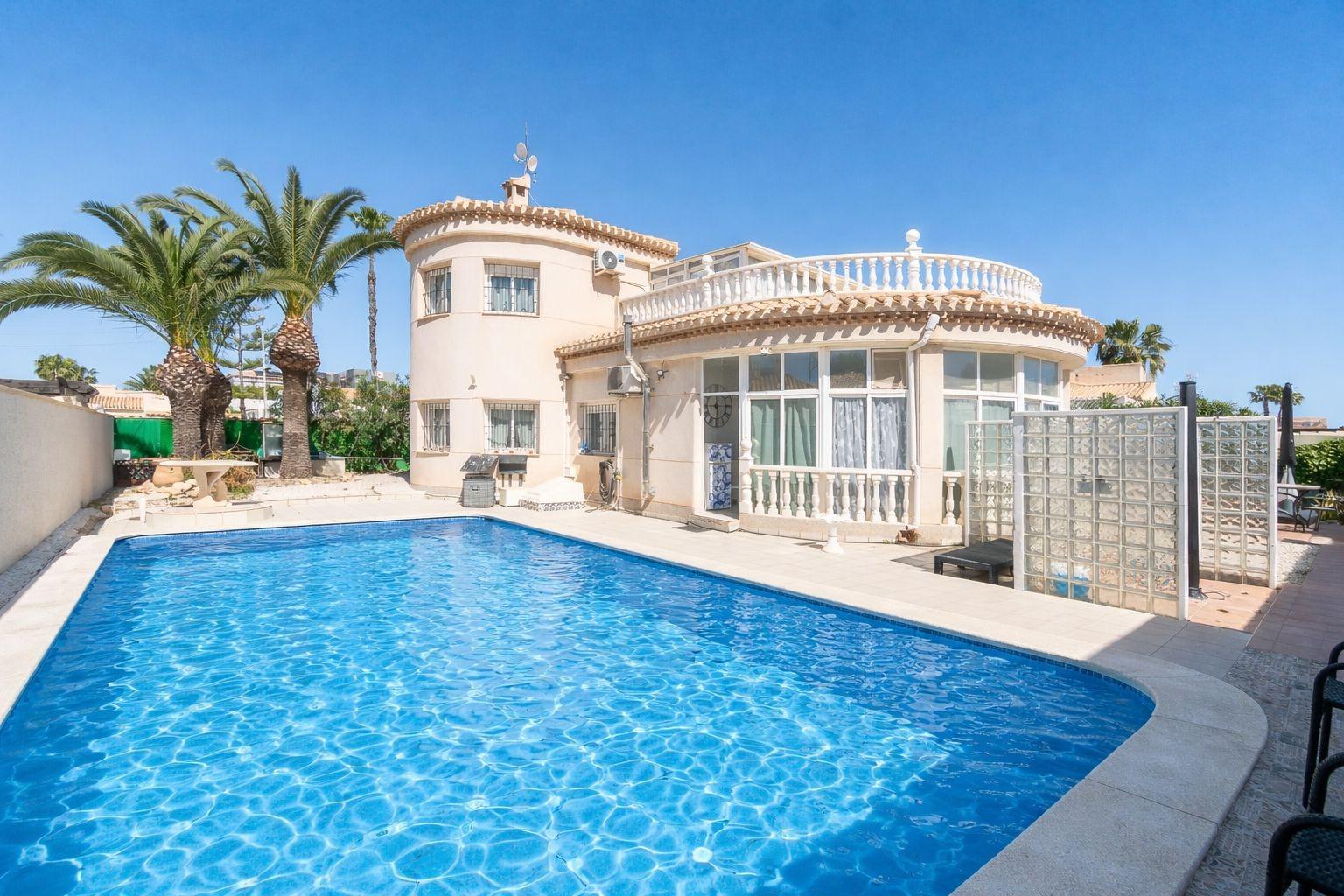For sale - 3 Bedroom 2 Bathroom Villa in Orihuela Costa - La Zenia  - Alicante