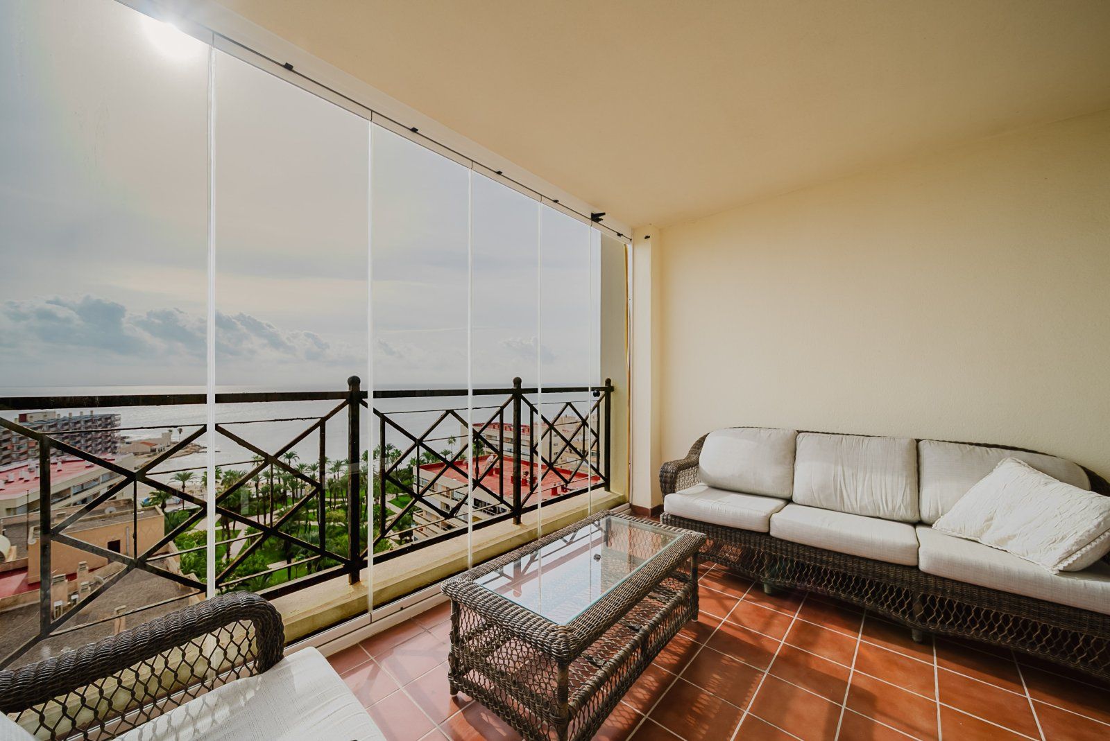 For sale - 3 Bedroom 2 Bathroom Apartamento in Torrevieja - Playa de Los Locos  - Alicante