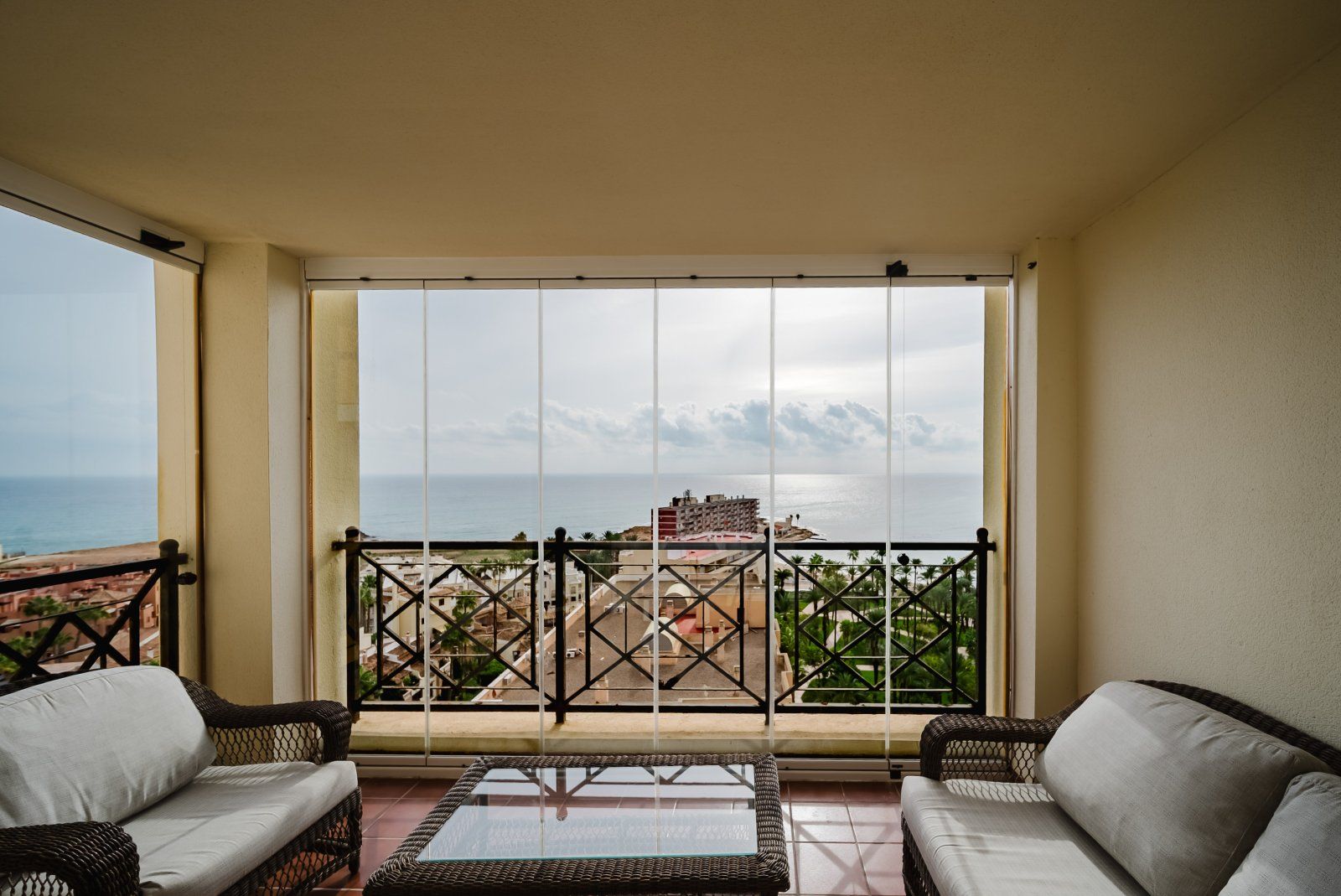 For sale - 3 Bedroom 2 Bathroom Apartamento in Torrevieja - Playa de Los Locos  - Alicante