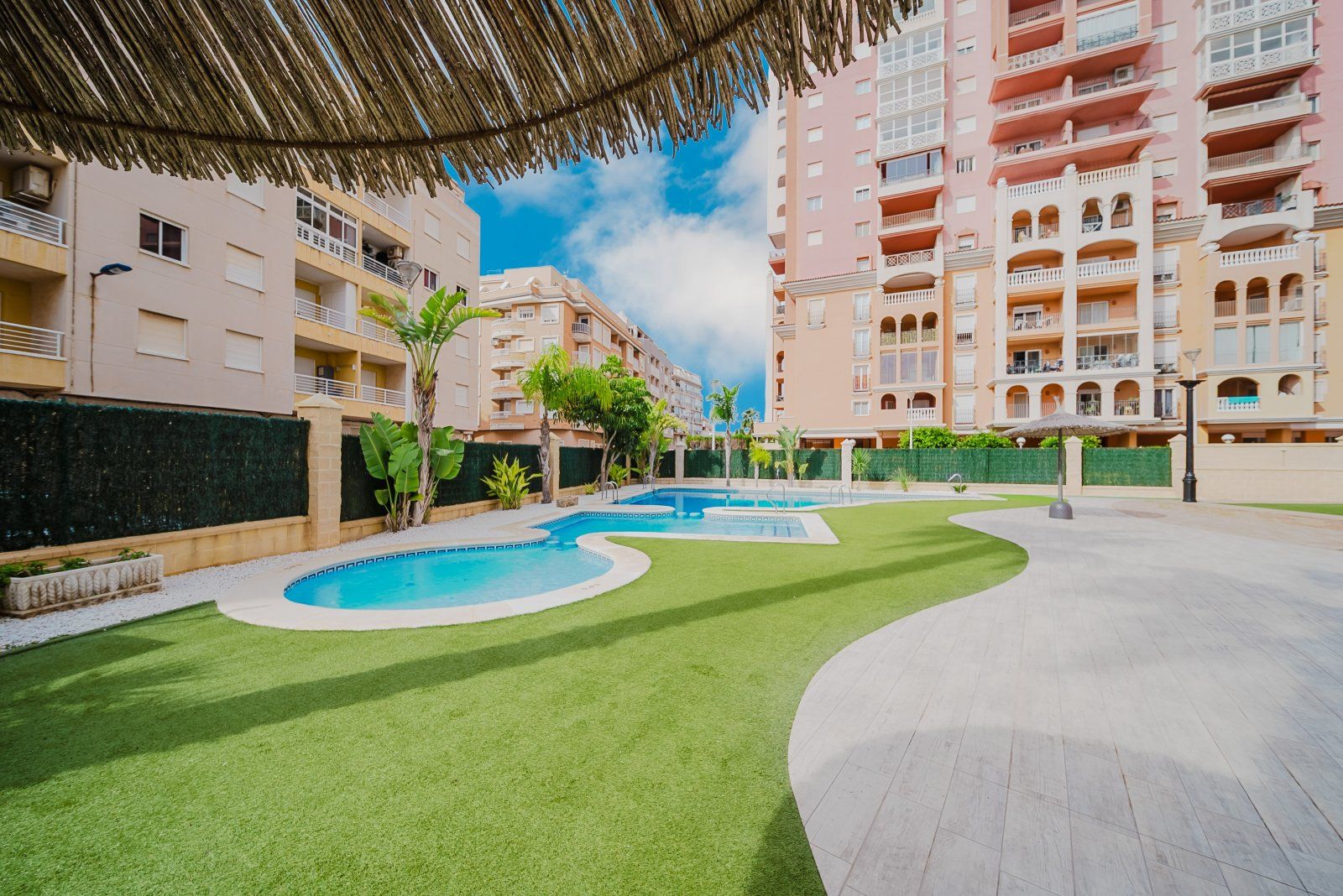 For sale - 3 Bedroom 2 Bathroom Apartamento in Torrevieja - Playa de Los Locos  - Alicante