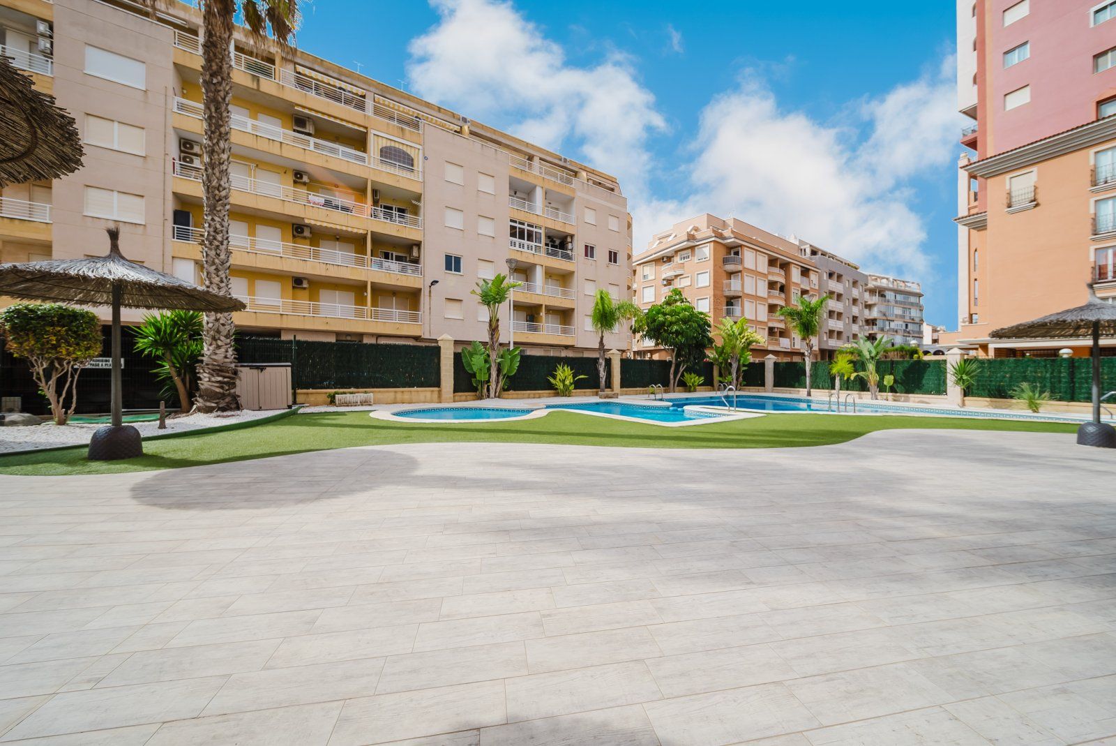 For sale - 3 Bedroom 2 Bathroom Apartamento in Torrevieja - Playa de Los Locos  - Alicante