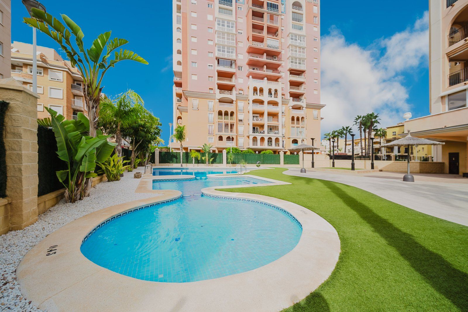 For sale - 3 Bedroom 2 Bathroom Apartamento in Torrevieja - Playa de Los Locos  - Alicante