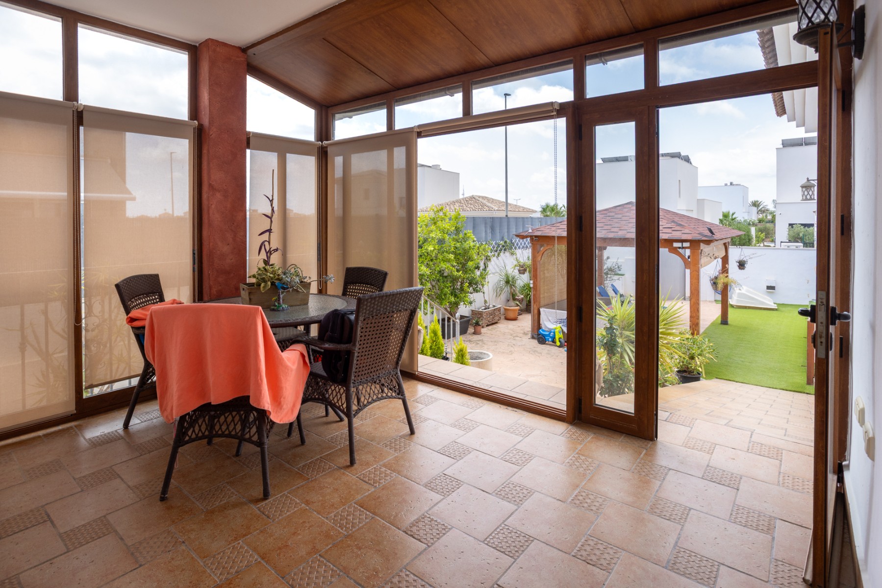 For sale - 4 Bedroom 3 Bathroom Detached Villa in Los Montesinos - La Herrada  - Alicante