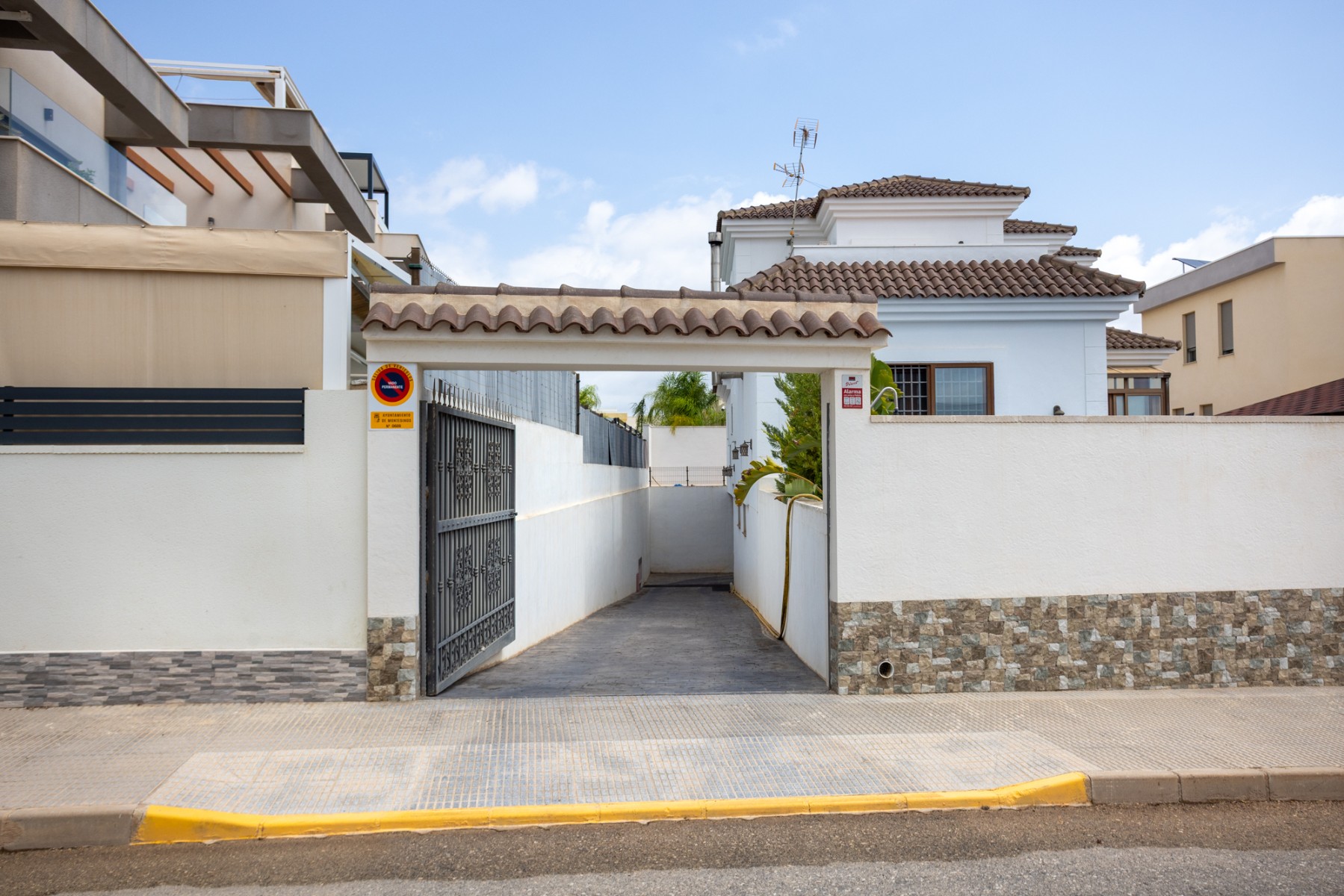 For sale - 4 Bedroom 3 Bathroom Detached Villa in Los Montesinos - La Herrada  - Alicante