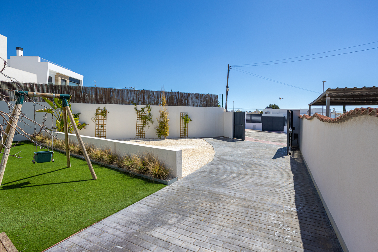 For sale - 4 Bedroom 3 Bathroom Villa in Ciudad Quesada - center  - Alicante