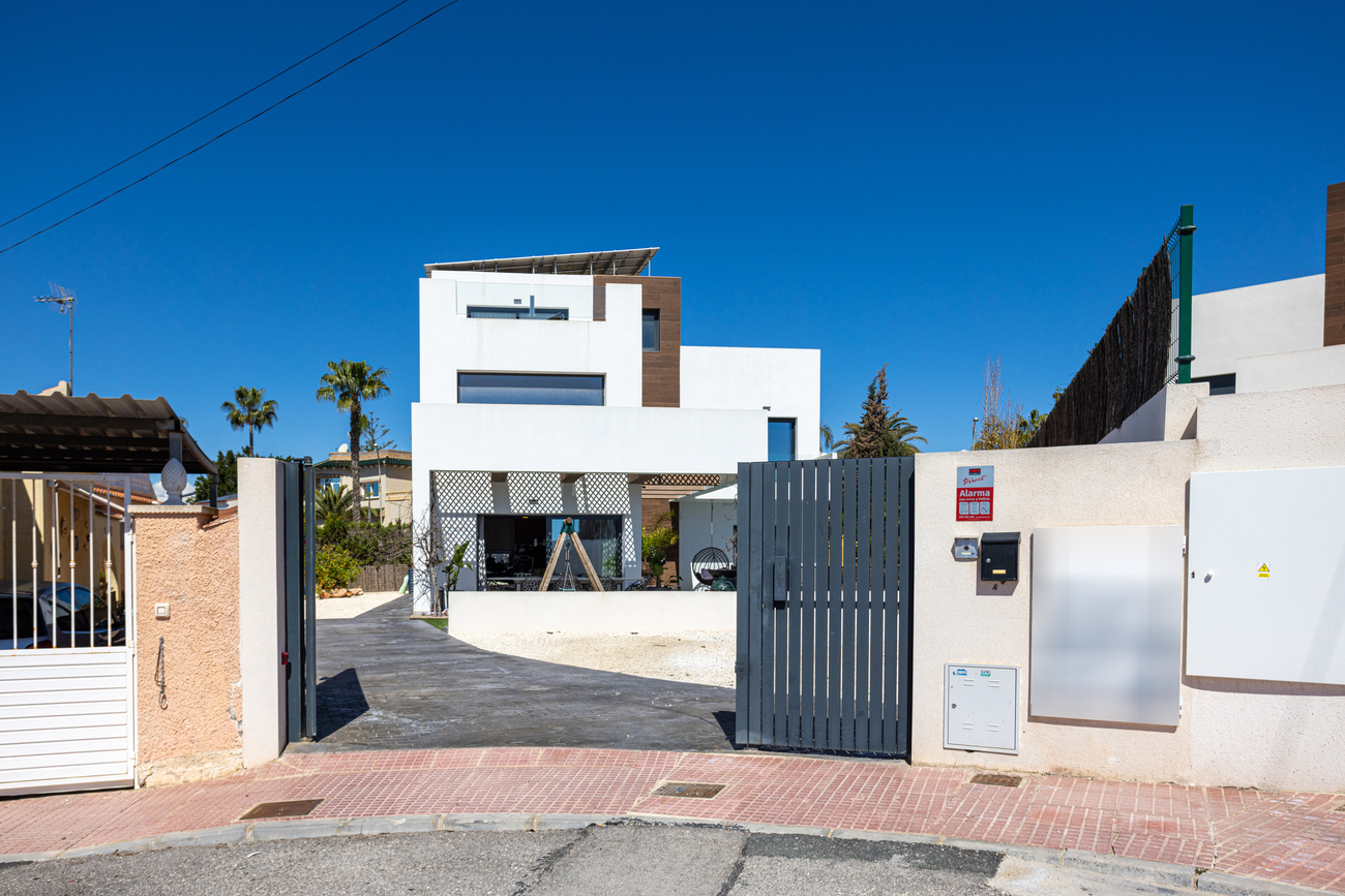 For sale - 4 Bedroom 3 Bathroom Villa in Ciudad Quesada - center  - Alicante